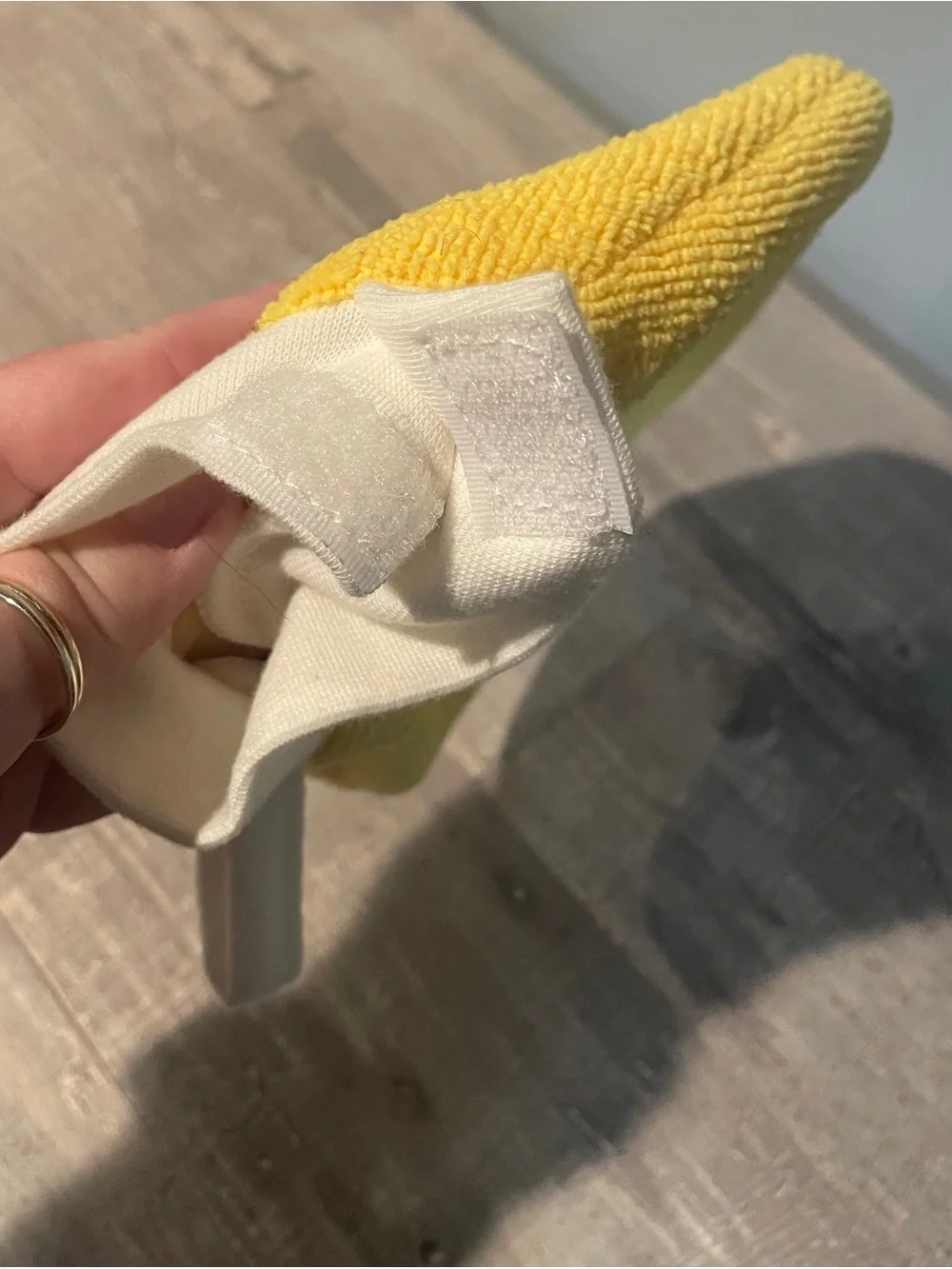Wags & Wiggles Yellow Massaging Bath Mitt Shampoo Soft Bristles Microfiber